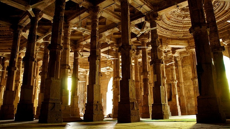 Image of pillars for marketing centre blog: The 7ps and 4 pillars